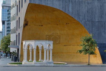 Foto de TIRANA, ALBANIA - 30 de septiembre de 2019: Tumba de Kapllan Pasha bajo una cúpula dorada en el centro de la ciudad, con un edificio moderno construido arriba. - Imagen libre de derechos