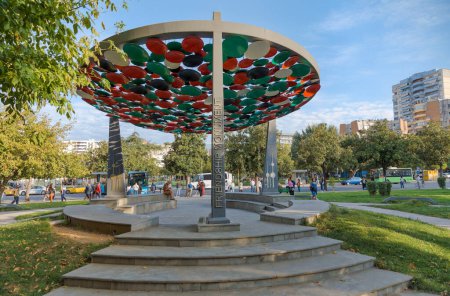 Téléchargez les photos : TIRANA, ALBANIE - 30 septembre 2019 : Monument d'amitié au centre-ville de Tirana présentant une arche circulaire colorée remplie de disques multicolores. - en image libre de droit