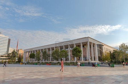Téléchargez les photos : TIRANA, ALBANIE - 30 septembre 2019 : Palais de la Culture sur la place Skenderbeg avec des piétons qui passent. - en image libre de droit