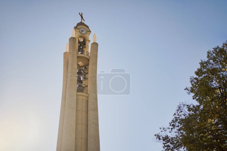 Foto de TIRANA, ALBANIA - 20 de octubre de 2019: El campanario de la Resurrección de Cristo Catedral Ortodoxa en el centro de la ciudad. - Imagen libre de derechos