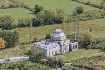 Foto de Vista panorámica desde el castillo de Rosafa que destaca la icónica mezquita de Plumbit situada en las pintorescas estribaciones albanesas. - Imagen libre de derechos