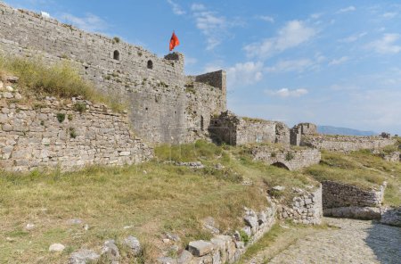 Foto de Entrada de piedra con un arco a la fortaleza medieval de Rosafa en Skadar, pavimentada con adoquines redondos. - Imagen libre de derechos