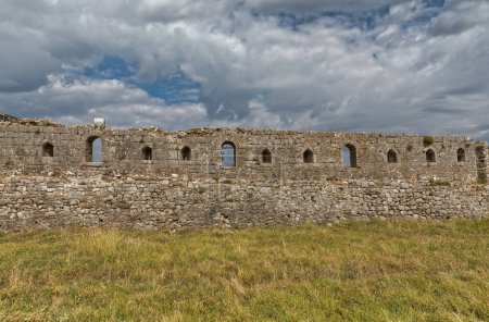 Téléchargez les photos : Détail de la forteresse de Rosafa à Skadar, montrant des murs de défense médiévaux avec des environs d'herbe. - en image libre de droit
