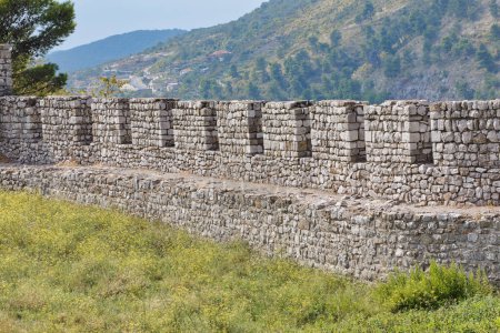 Téléchargez les photos : Détail de la forteresse de Rosafa à Skadar, montrant des murs défensifs médiévaux avec un environnement d'herbe verte. - en image libre de droit