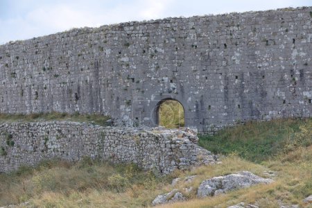 Téléchargez les photos : Détail de la forteresse de Rosafa à Skadar, montrant des murs défensifs médiévaux avec un environnement d'herbe verte. - en image libre de droit