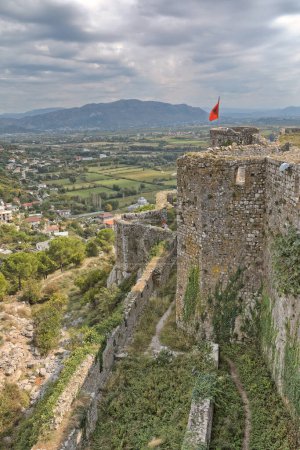 Téléchargez les photos : Une vue détaillée de la forteresse médiévale de Rosafa à Shkoder, mettant en évidence les murs défensifs sur une colline rocheuse avec la vallée de la rivière Drin en toile de fond. - en image libre de droit