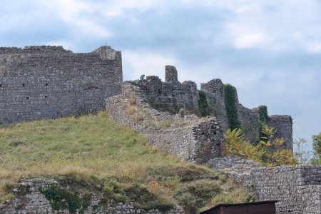 Foto de Detalle de la fortaleza de Rosafa en Skadar, mostrando muros defensivos medievales con alrededores de hierba. - Imagen libre de derechos