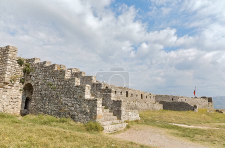 Foto de Detalle de la fortaleza medieval de Rosafa en Skadar con escaleras que suben a sus murallas defensivas. - Imagen libre de derechos