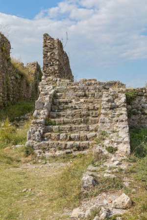 Téléchargez les photos : Détail de la forteresse médiévale de Rosafa à Skadar avec escaliers menant à ses murs défensifs. - en image libre de droit