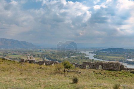Foto de Una vista detallada de la fortaleza medieval de Rosafa en Shkoder, destacando las paredes defensivas sobre una colina rocosa con el valle del río Drin en el fondo. - Imagen libre de derechos