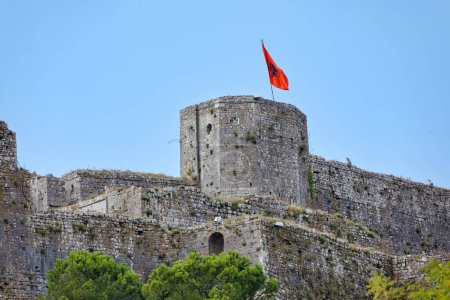 Erhabener Blick auf die Mauern des Rosafa-Schlosses in Shkoder mit wehender albanischer Flagge.