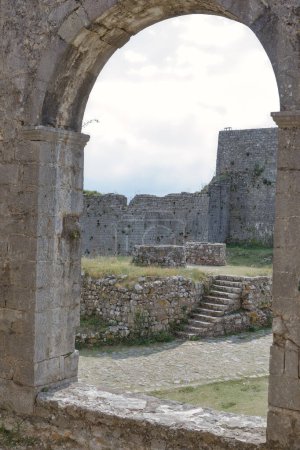Téléchargez les photos : Ruines de la forteresse de Rosafa à Shkoder présentant des vestiges de l'église et de la mosquée de différentes périodes historiques. - en image libre de droit