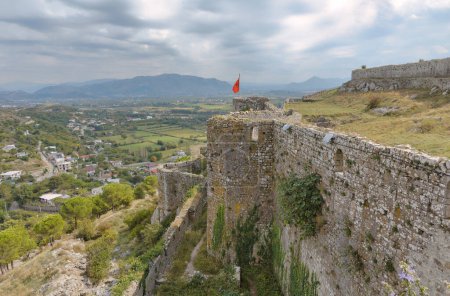 Téléchargez les photos : Une vue détaillée de la forteresse médiévale de Rosafa à Shkoder, mettant en évidence les murs défensifs sur une colline rocheuse avec la vallée de la rivière Drin en toile de fond. - en image libre de droit