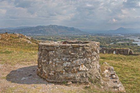 Téléchargez les photos : Vue détaillée du plateau de la forteresse médiévale de Rosafa à Shkoder, Albanie avec un puits en son centre. - en image libre de droit