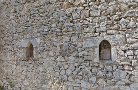 Foto de Dos nichos característicos en una pared del histórico castillo de Rosafa en Shkoder, Albania. - Imagen libre de derechos