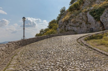 Téléchargez les photos : Chemin pavé de galets ronds à la forteresse médiévale Rosafa à Shkoder, guidant les visiteurs de l'entrée à son cœur. - en image libre de droit