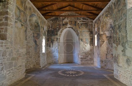Téléchargez les photos : APOLLONIE, ALBANIE - 20 octobre 2022 : L'intérieur immaculé de l'église Sainte-Marie, qui résume diverses époques historiques dans la ville antique. - en image libre de droit