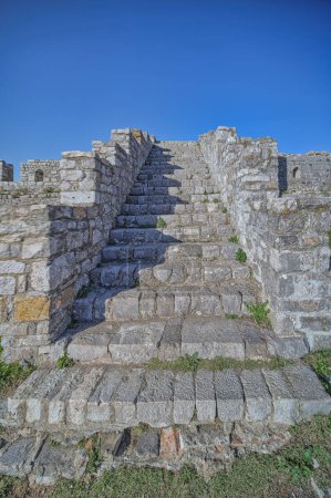 Téléchargez les photos : La forteresse médiévale de Rozafa demeure à Shkoder, en Albanie, où des marches de pierre anciennes semblent mener directement au ciel bleu vif.. - en image libre de droit