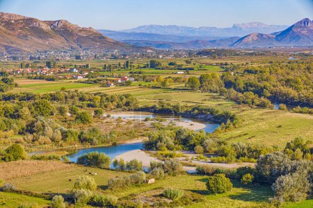 Téléchargez les photos : Une vue enchanteresse depuis la forteresse de Rasafa surplombant la rivière sinueuse Drin qui coule à travers des prairies verdoyantes vibrantes à Shkoder, en Albanie. - en image libre de droit