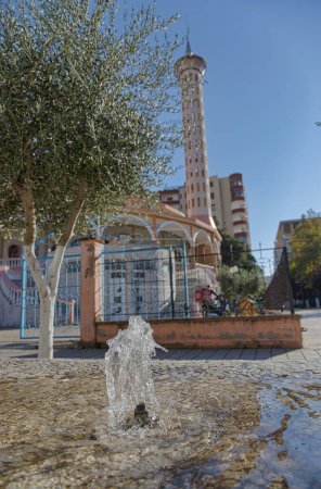 Téléchargez les photos : FIER, ALBANIE - 20 octobre 2022 : Gros plan sur les détails de l'eau dans la fontaine située en face de la Grande Mosquée de Fier, située dans le centre-ville. - en image libre de droit