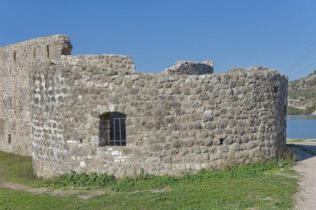 Foto de Una vista de cerca de la muralla defensiva de los Castillos del Triángulo Veneciano y la torre redondeada en medio del entorno histórico de Butrint, Albania. - Imagen libre de derechos
