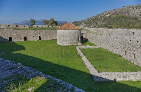 Téléchargez les photos : Un regard complexe sur les remparts défensifs intérieurs et la tour du château du Triangle vénitien à Butrint, en Albanie, révélant sa grandeur historique. - en image libre de droit