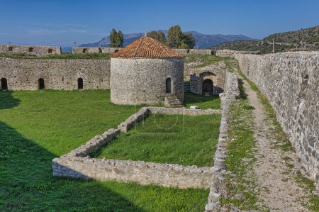 Ein komplizierter Blick auf die inneren Verteidigungswälle und den Turm des venezianischen Dreiecksschlosses in Butrint, Albanien, offenbart seine historische Pracht.