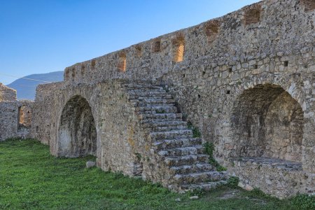 Téléchargez les photos : Vue intérieure du château triangulaire vénitien de Butrint, en Albanie, qui montre les escaliers menant à la structure défensive derrière les murs. - en image libre de droit
