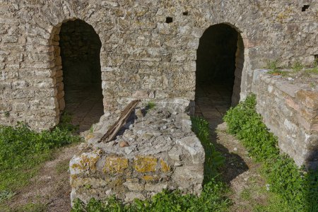 Téléchargez les photos : Entrée médiévale voûtée au château triangulaire vénitien de Butrint, invitant à l'exploration et à la découverte de l'Albanie historique. - en image libre de droit