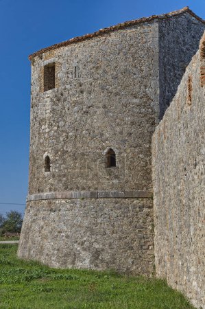 Téléchargez les photos : Vue rapprochée du mur défensif et de la tour arrondie des châteaux du Triangle vénitien dans le cadre historique de Butrint, en Albanie. - en image libre de droit