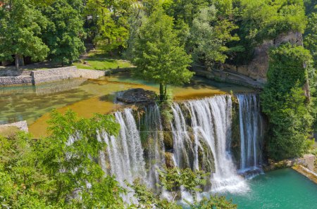 Téléchargez les photos : Un panorama serein montrant le point de rencontre des rivières Pliva et Vrbas à la cascade Pliva à Jajce, Bosnie-Herzégovine. - en image libre de droit