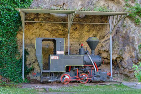 Foto de Una locomotora de vapor vintage de principios del siglo pasado se exhibió prominentemente en un parque público en el corazón de Jajce, Bosnia y Herzegovina. - Imagen libre de derechos