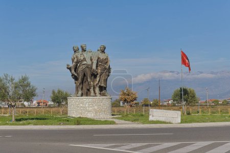 Téléchargez les photos : SHKODER, ALBANIE - 9 novembre 2022 : Monument des 5 Héros de Vigu commémorant les héros d'août 1944 au village de Vig à Mnele. - en image libre de droit