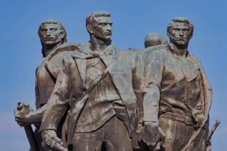 Foto de SHKODER, ALBANIA - 9 de noviembre de 2022: Monumento a 5 Héroes de Vigu conmemorando a los héroes de agosto de 1944 en la aldea de Vig en Mnele. - Imagen libre de derechos