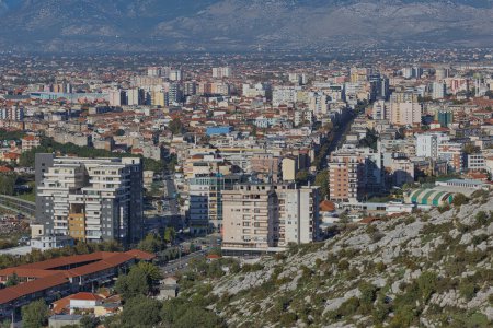 Téléchargez les photos : SHKODER, ALBANIE - 19 octobre 2022 : Vue panoramique de Skadar depuis la forteresse de Rozafa offrant une vue panoramique sur le paysage urbain historique et l'environnement serein. - en image libre de droit