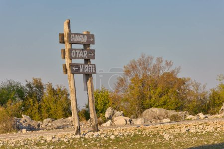 Foto de Un letrero rústico de madera con indicaciones manuscritas situado en la pintoresca meseta de Mostar, Bosnia y Herzegovina. - Imagen libre de derechos