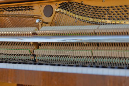 Téléchargez les photos : Détail rapproché du clavier, des cordes et des marteaux anciens du piano conservés - en image libre de droit