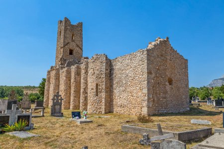 Téléchargez les photos : CETINA, CROATIA - August 4, 2017 Ruins of early pre-romanesque Church of Holy Salvation and cemetery near small town Vrlika. - en image libre de droit