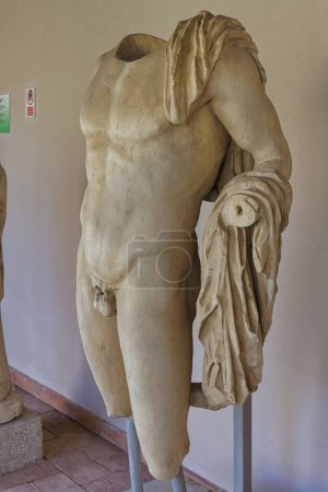 Foto de APOLLONIA, ALBANIA - 20 de octubre de 2022: Una escultura de torso de mármol de la época romana es un testimonio de la rica historia de Apolonia. - Imagen libre de derechos