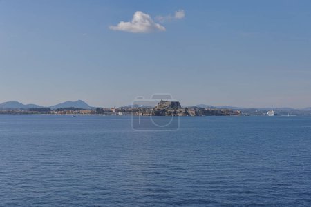 Téléchargez les photos : Panorama pittoresque mettant en valeur la vieille ville de Corfus et les forteresses vénitiennes. - en image libre de droit