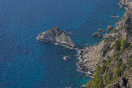 Foto de Vista panorámica de la costa prístina de Corfú vista desde Angelokastro, destacando las majestuosas rocas marinas, arrecifes y acantilados. - Imagen libre de derechos