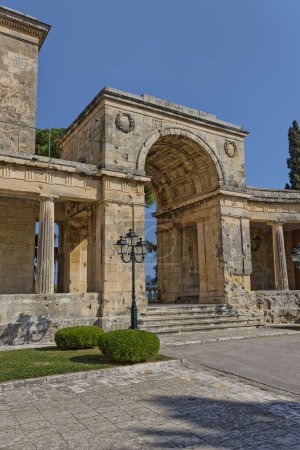 Foto de Un gran arco cubierto apoyado por cuatro columnas cuadradas en la parte antigua de Corfú, Grecia. - Imagen libre de derechos