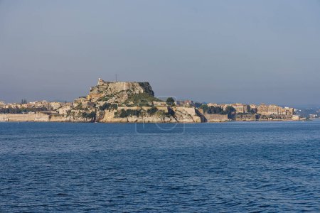 Foto de Pintoresco panorama que muestra el casco antiguo de Corfus y fortalezas venecianas. - Imagen libre de derechos