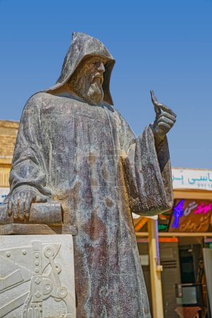 Foto de ISFAHAN, IRÁN - 8 DE MAYO DE 2015: Fuente y estatua del Arzobispo Khacatur Kesaratsi en la pequeña plaza del barrio armenio de Nueva Julfa
. - Imagen libre de derechos