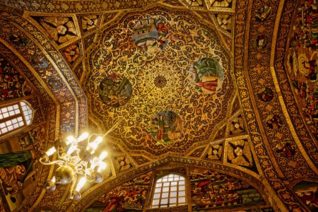 Téléchargez les photos : ISFAHAN, IRAN - 8 MAI 2015 : Les belles peintures sur les murs et le plafond de l'intérieur de la cathédrale Vank
. - en image libre de droit