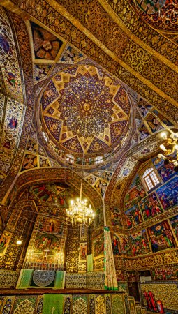 Foto de ISFAHAN, IRÁN - 8 DE MAYO DE 2015: Las hermosas pinturas en las paredes y el techo del interior de la Catedral de Vank
. - Imagen libre de derechos