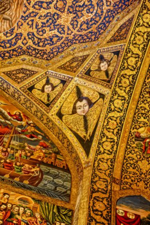 Foto de ISFAHAN, IRÁN - 8 DE MAYO DE 2015: Las hermosas pinturas en las paredes y el techo del interior de la Catedral de Vank
. - Imagen libre de derechos