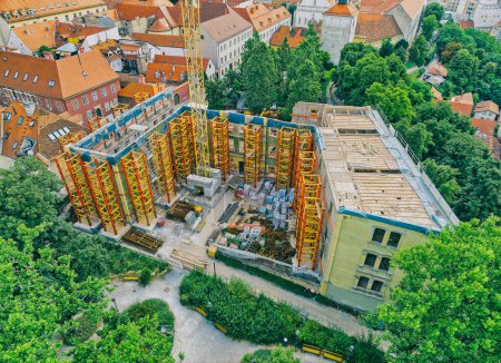 Téléchargez les photos : ZAGREB, CROATIE - 18 juillet 2023, Vue aérienne de la restauration sismique à Gornji Grad - en image libre de droit