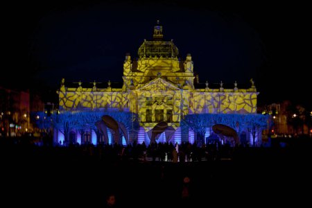 Téléchargez les photos : ZAGREB, CROATIE - 17 mars 2023, Projection du festival de lumière sur le pavillon d'art dans la basse ville - en image libre de droit