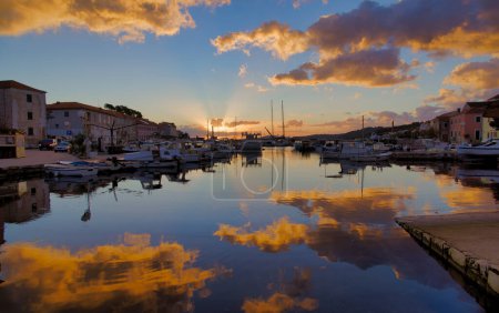 Téléchargez les photos : DUGI OTOK, CROATIE - 9 novembre 2023, Réflexions du lever du soleil dans le port de Sali - en image libre de droit